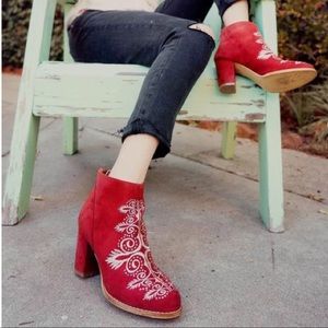 Mi.iM Rust Embroidered Booties NWOT